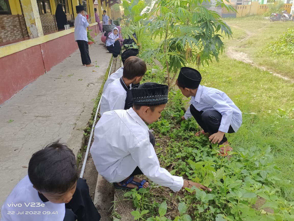 Ciptakan Lingkungan Sehat, Siswa SDN Cijeruk 1 Bersih-bersih