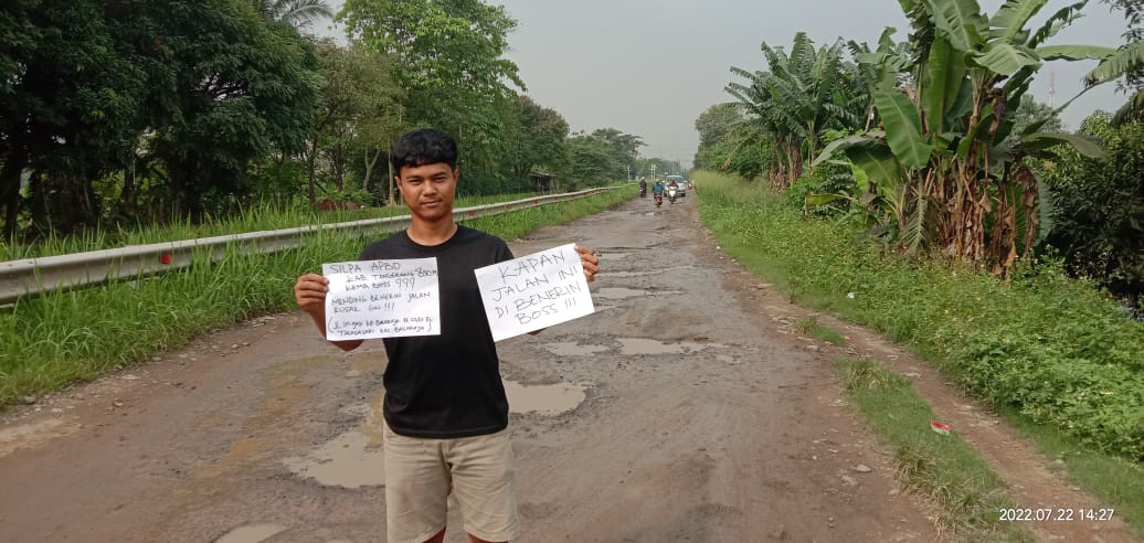 Aktivis Pemuda Balaraja Kab.Tangerang Protes Jalan Rusak, Kapan Dibenerin Boss!!!