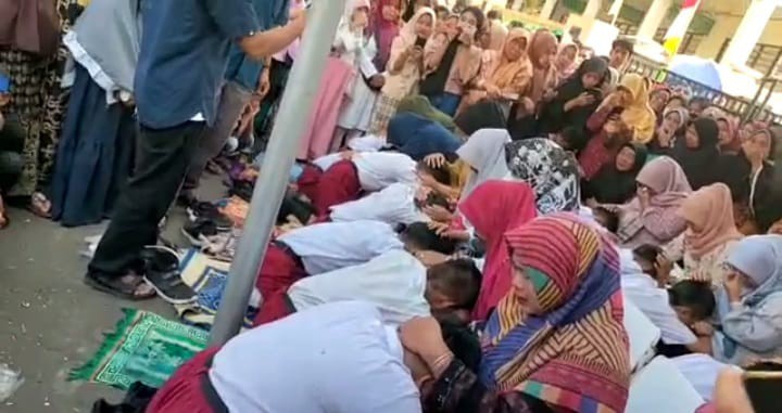 Perpisahan Siswa SDN Patrasana 1, Lakukan Ritual Cuci Kaki Orangtua
